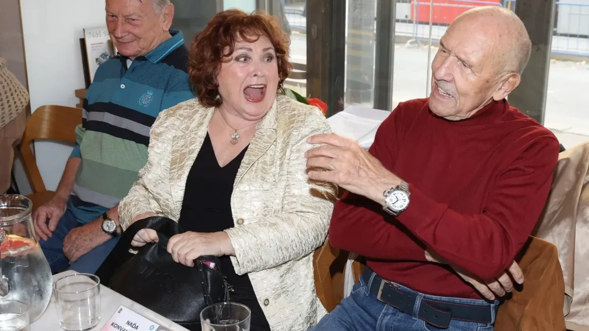 Josef Dvořák sedí v kavárně se svými kolegy.