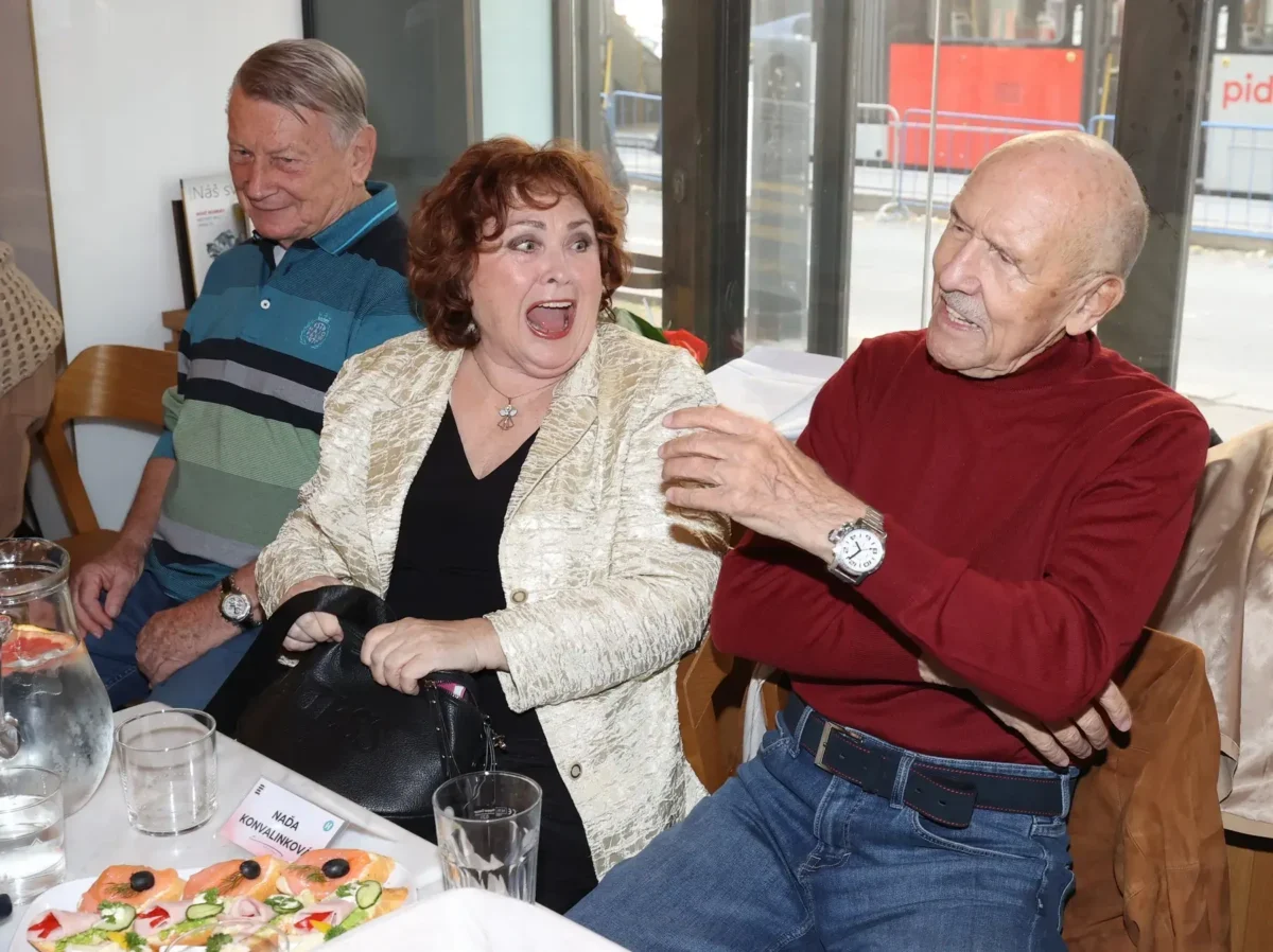 Josef Dvořák sedí v kavárně se svými kolegy.