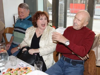 Josef Dvořák sedí v kavárně se svými kolegy.