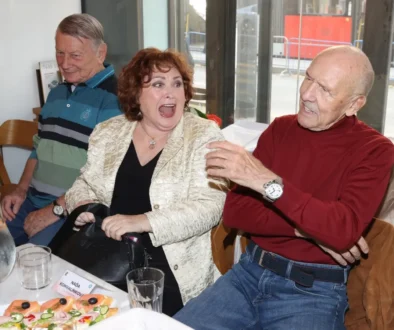 Josef Dvořák sedí v kavárně se svými kolegy.