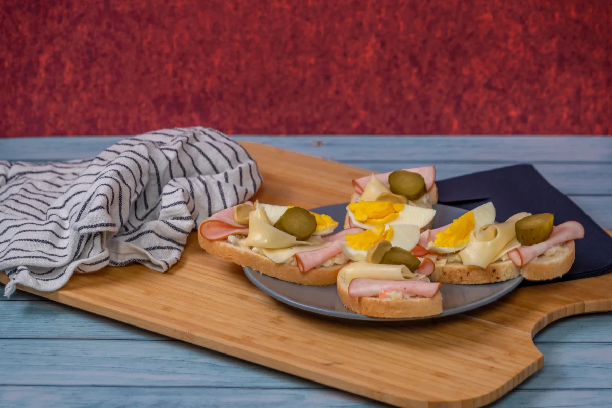 shutterstock_2199182211-2 | TVGURU.cz Na prkýnku leží chlebíčky.