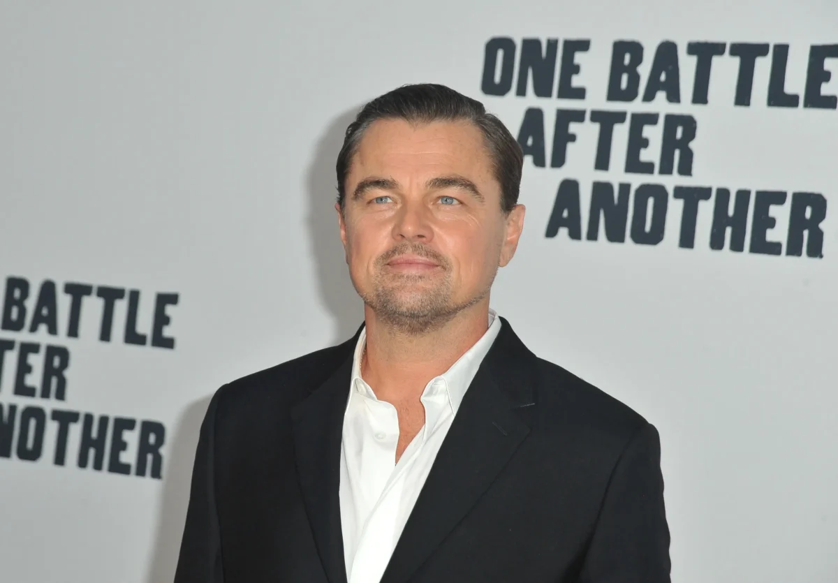 Leonardo DiCaprio pózuje novinářům.