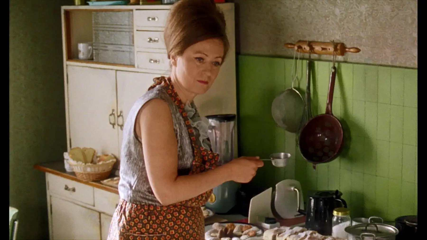 Simona Stašová vaří ve filmu Pelíšky.