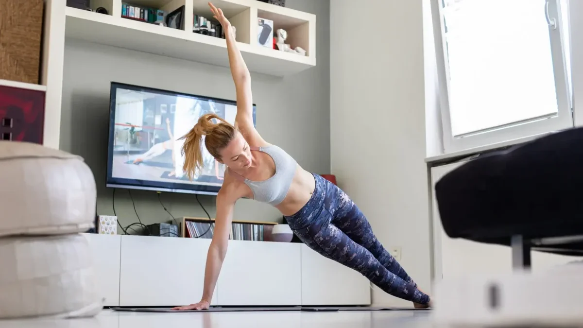 Zacvičit si můžete i doma u televize. Zdroj: Shutterstock