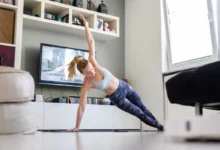 Zacvičit si můžete i doma u televize. Zdroj: Shutterstock