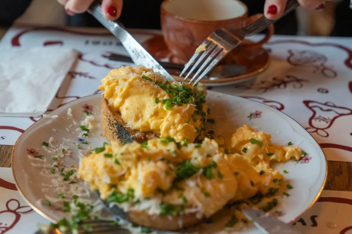 Míchaná vajíčka na pečivu