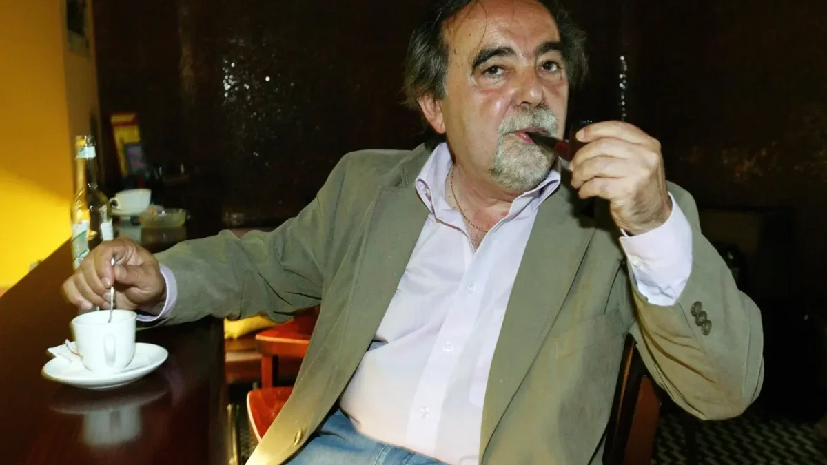 Dušan Klein sedí na židli.