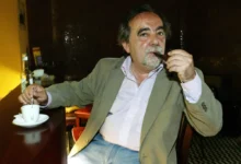 Dušan Klein sedí na židli.