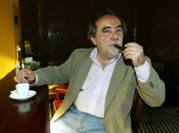 Dušan Klein sedí na židli.