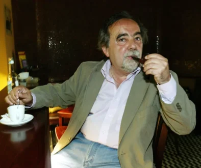 Dušan Klein sedí na židli.