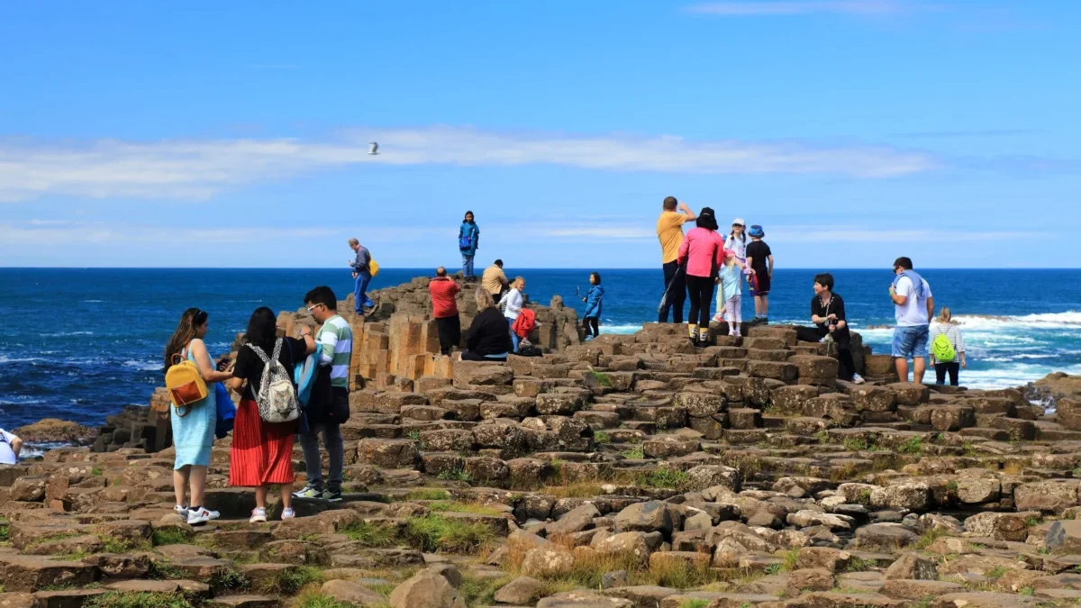 Lidé jsou na skále.