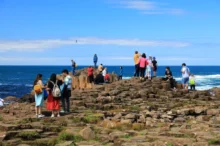 Lidé jsou na skále.