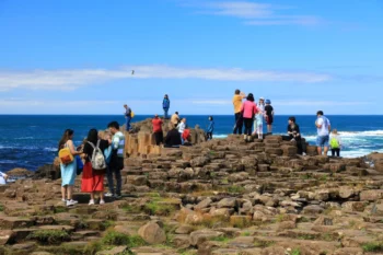 Lidé jsou na skále.