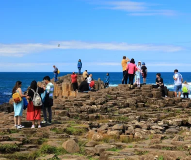 Lidé jsou na skále.
