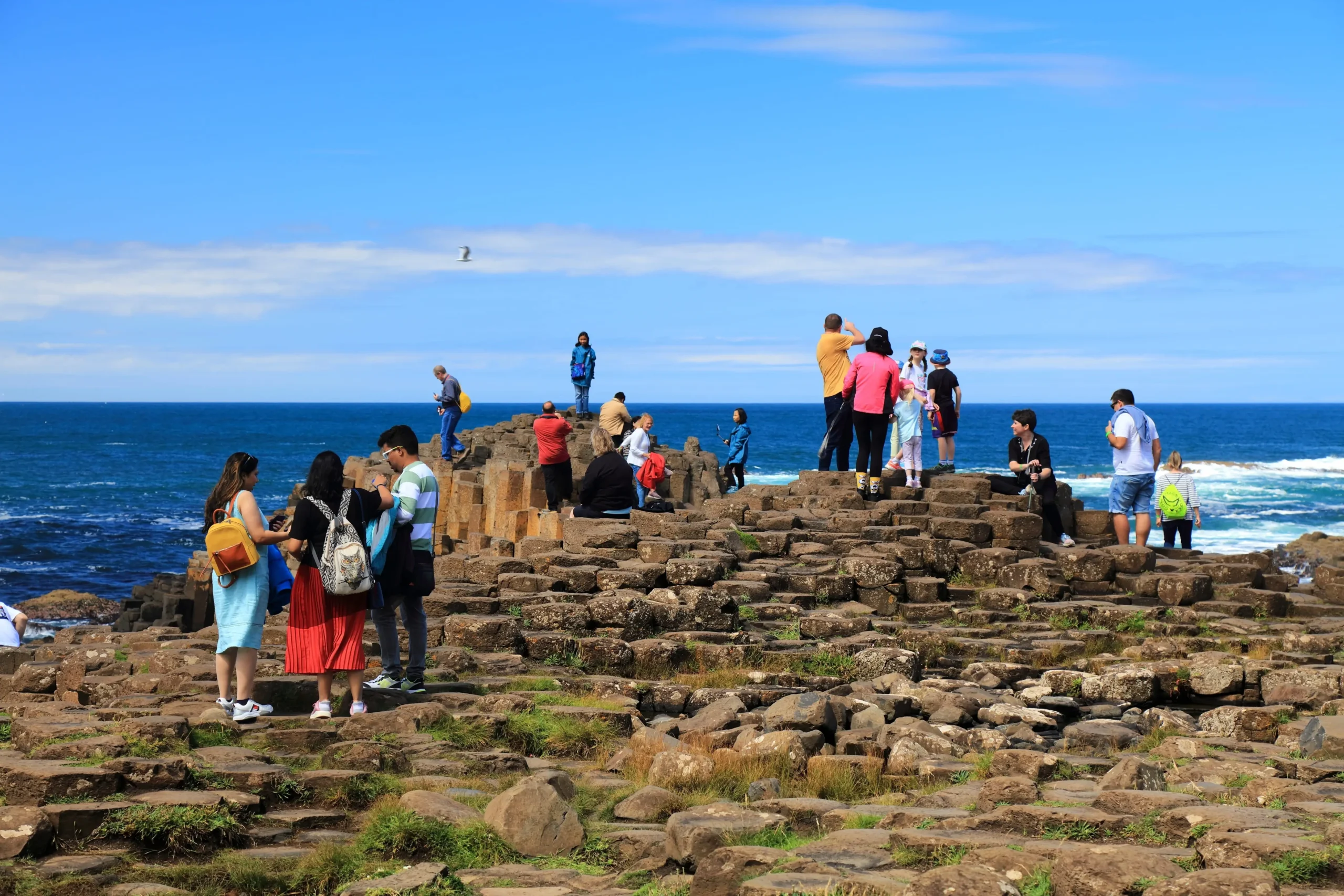 Lidé jsou na skále.
