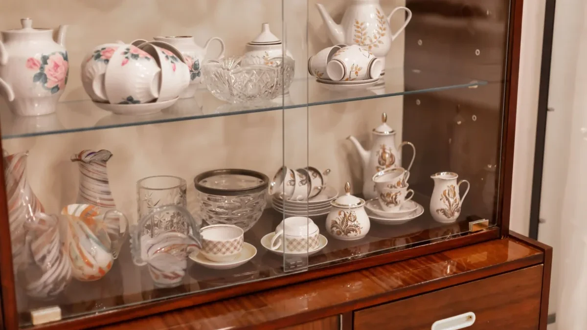 vitrína se starým porcelánem