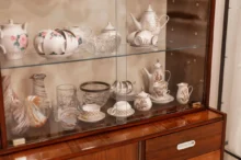 vitrína se starým porcelánem