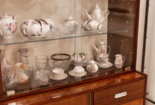 vitrína se starým porcelánem