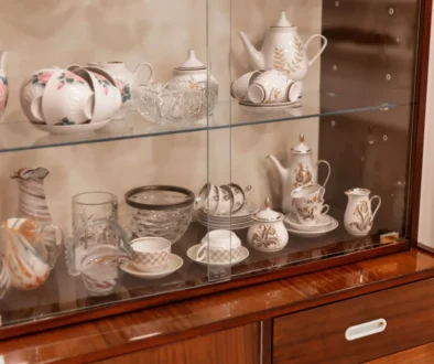 vitrína se starým porcelánem