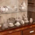 vitrína se starým porcelánem