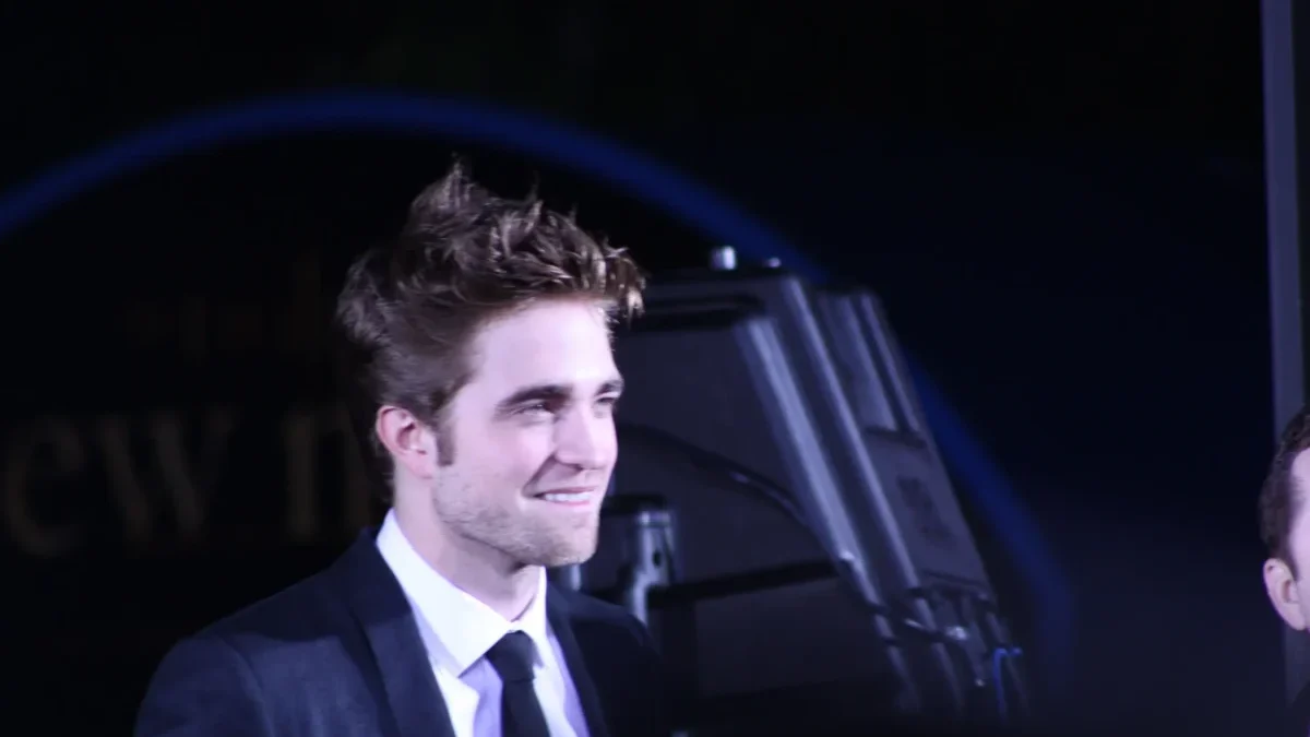 Robert Pattinson se usmívá.