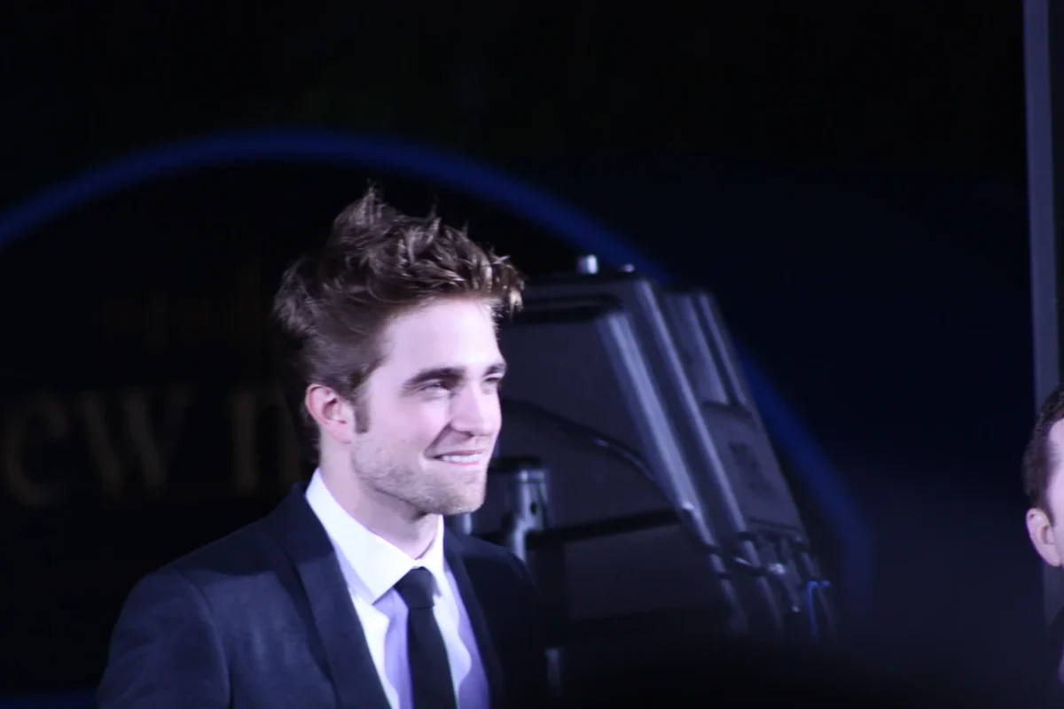 Robert Pattinson se usmívá.