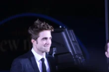 Robert Pattinson se usmívá.