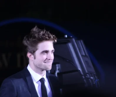 Robert Pattinson se usmívá.