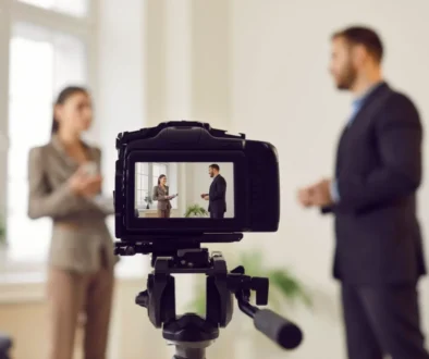 Televizní moderátoři ve studiu