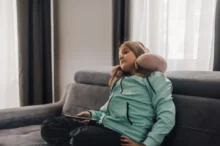 Dívka přepínající televizi.