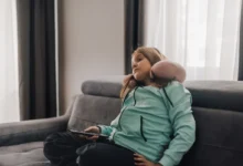 Dívka přepínající televizi.