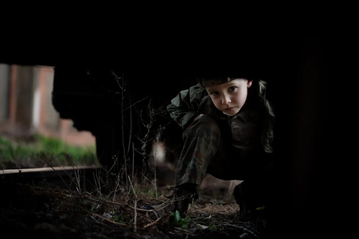 shutterstock_1082402111 | TVGURU.cz Chlapec se dívá pod vlak.