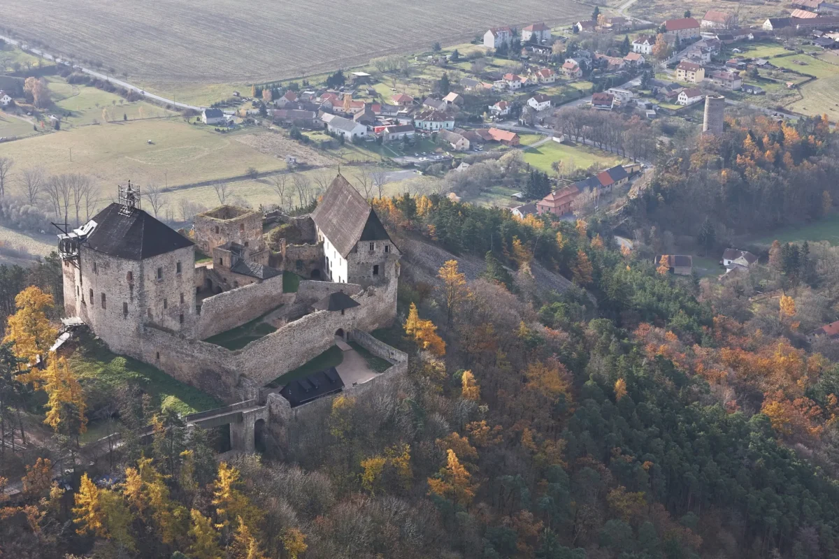 shutterstock_2630061049-2-2 | TVGURU.cz Pohled na hrad Točník