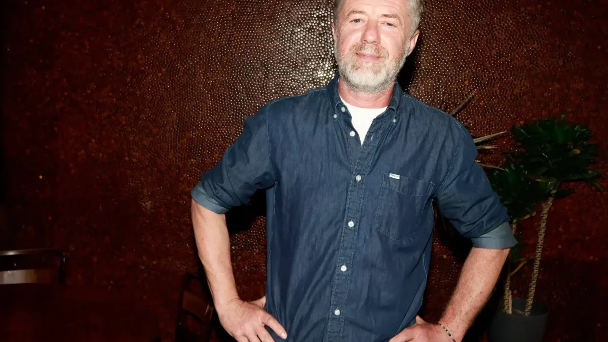 Jiří Langmajer stojí s rukama v bok.