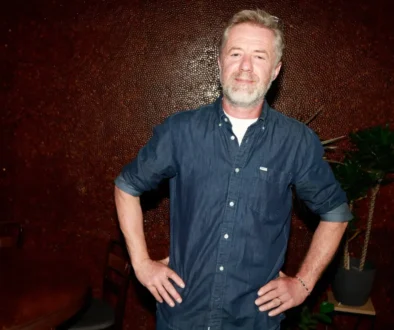 Jiří Langmajer stojí s rukama v bok.