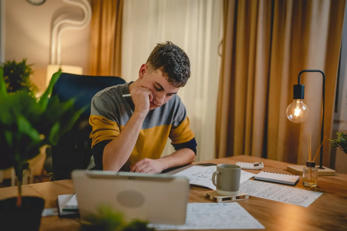 Konec útrap se studiem, s pochopením látky by měl pomoct poslech rádia. Zdroj: Shutterstock