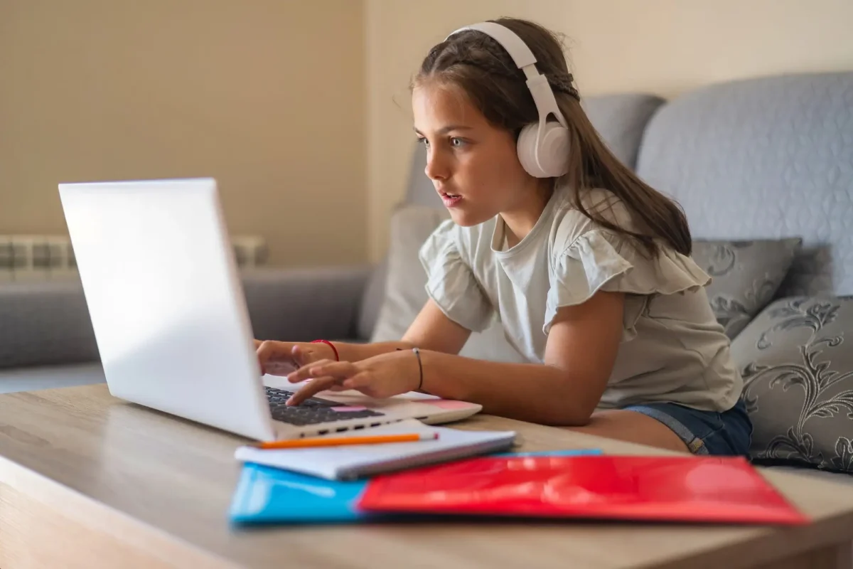 Má rozhlasové vysílání šanci zaujmout dnešní mládež? Zdroj: Shutterstock