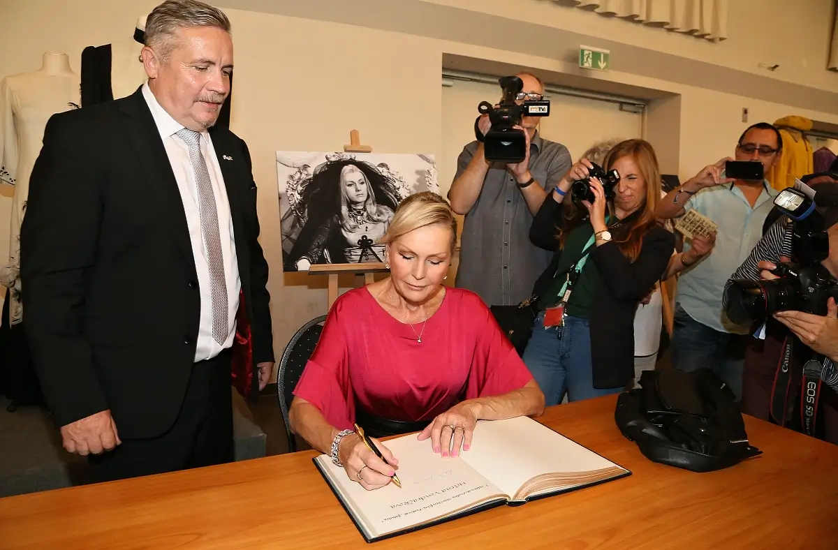Helena se v Německu podepisuje do pamětní knihy jako hvězdný host | TVGURU.cz Helena se v Německu podepisuje do pamětní knihy jako hvězdný host