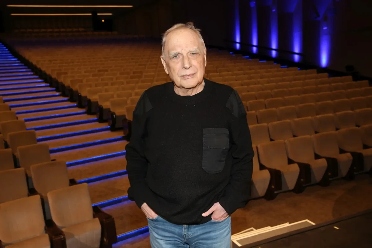 Ladislav Županič stojí v divadle.