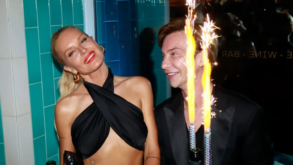 Simona Krainová stojí vedle muže s prskavkami.