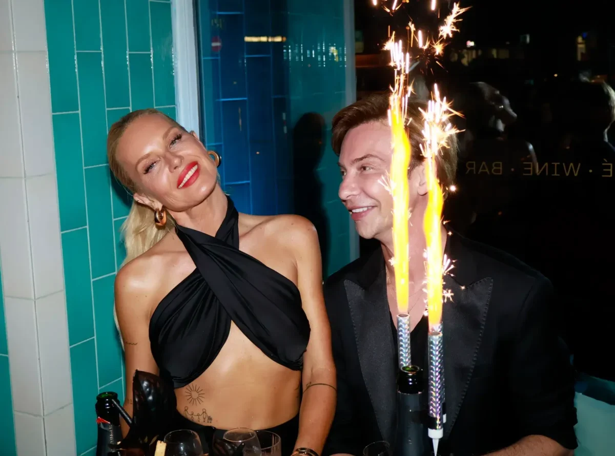 Simona Krainová stojí vedle muže s prskavkami.