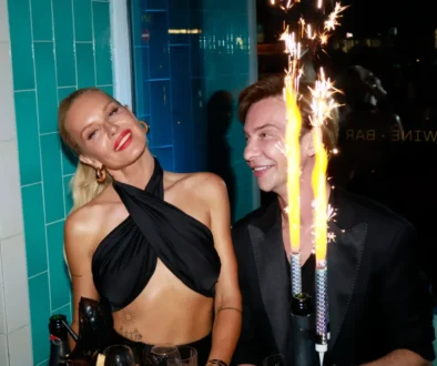 Simona Krainová stojí vedle muže s prskavkami.