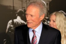 Clint Eastwood má pootočenou hlavu.