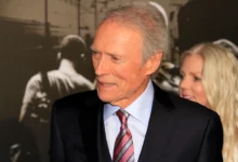 Clint Eastwood má pootočenou hlavu.