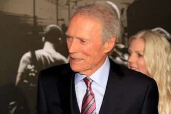 Clint Eastwood má pootočenou hlavu.