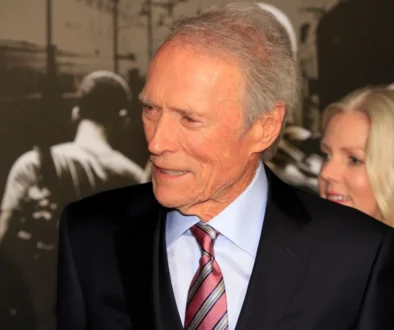 Clint Eastwood má pootočenou hlavu.