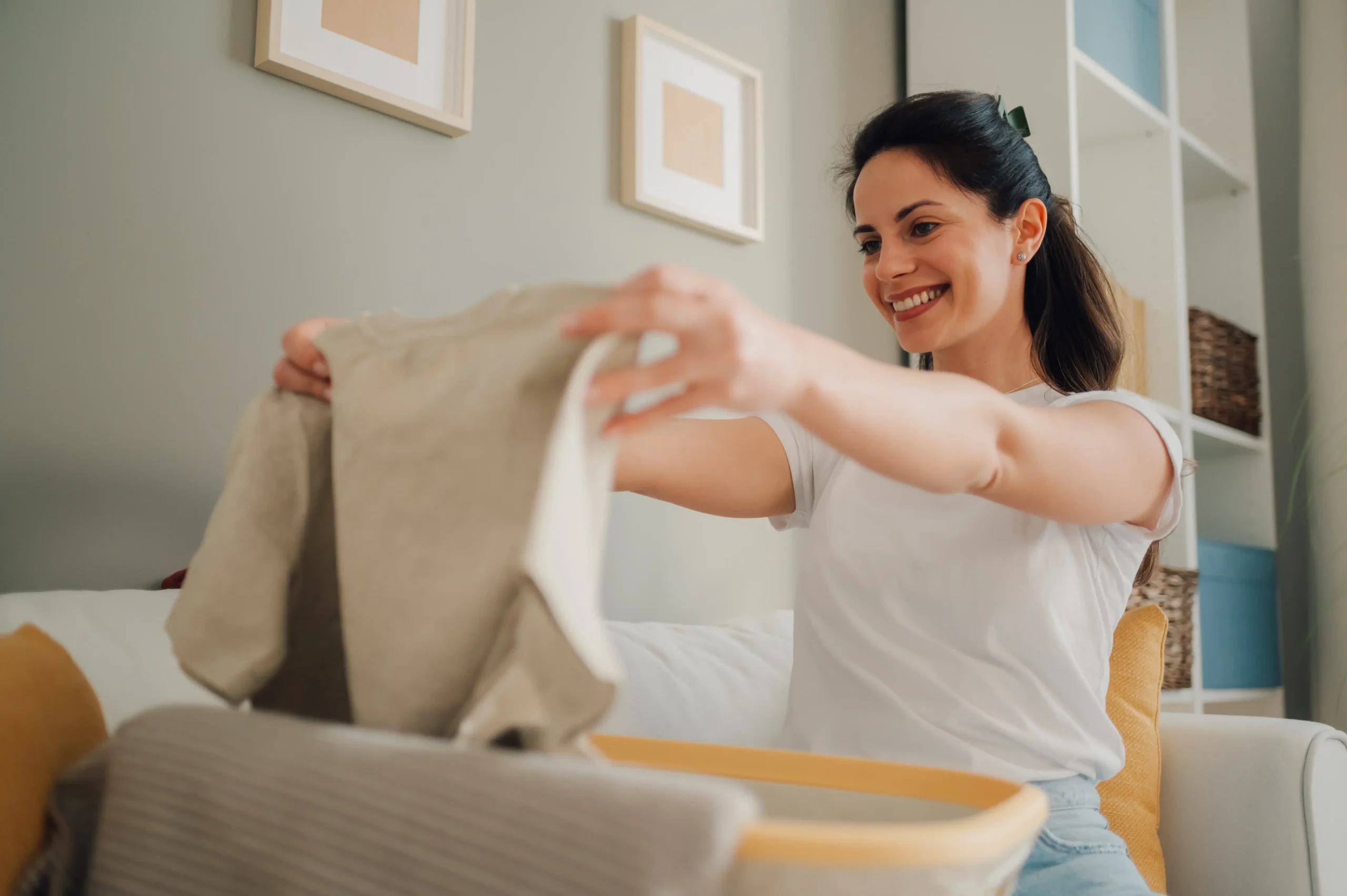 Žena věší prádlo 