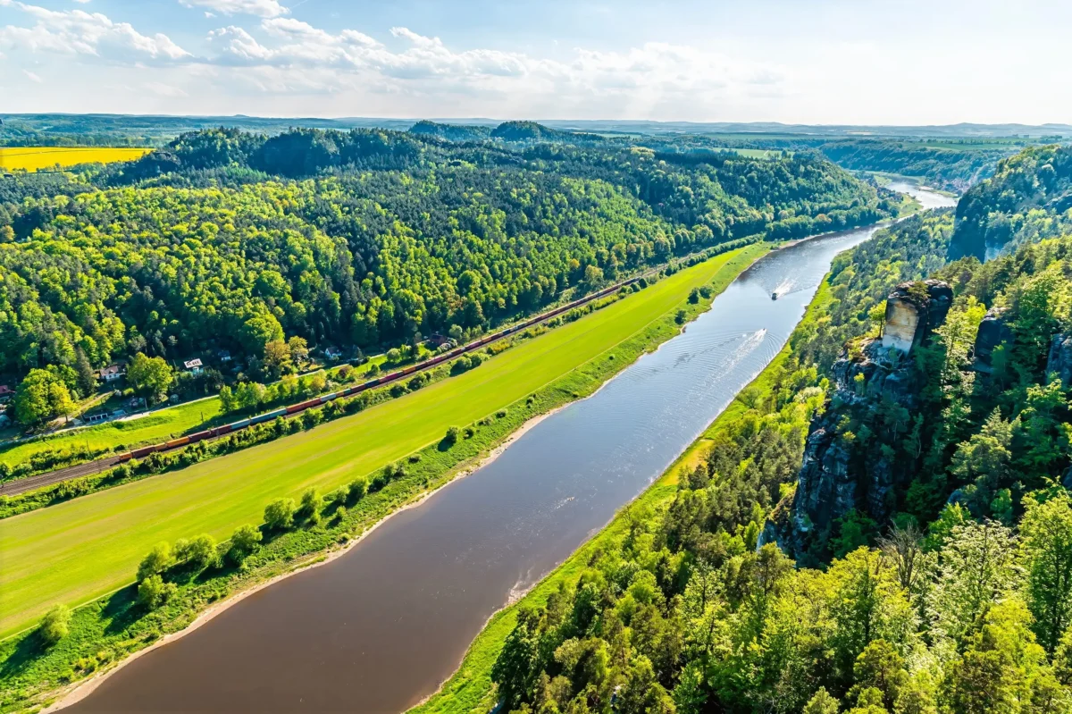 shutterstock_2650893689 1 | TVGURU.cz řeka v údolí