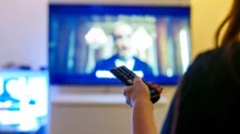 žena přepíná tv