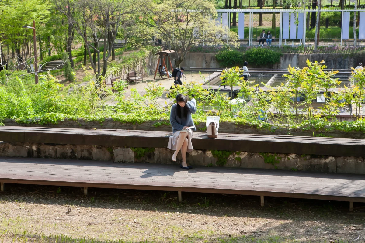 shutterstock_2715461849 1 | TVGURU.cz žena v parku